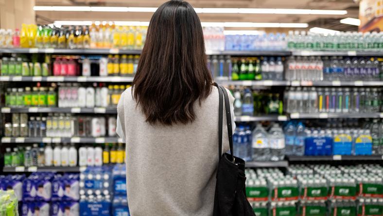 一年投诉3000次,职业打假从吹哨人走向“碰瓷者”